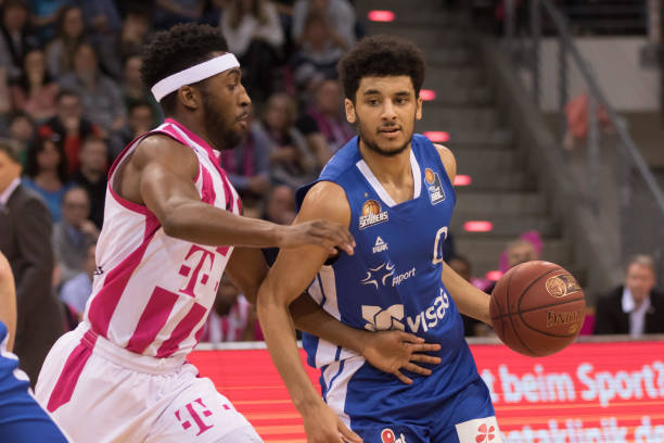 队正在朝着 队正在朝着